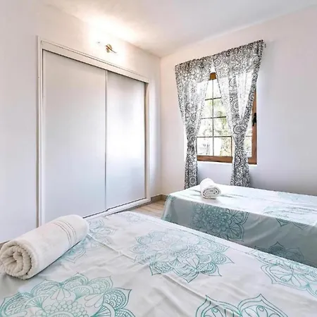 Apartamento De 2 Dormitorios Con Wifi, Cerca De Playa, En *