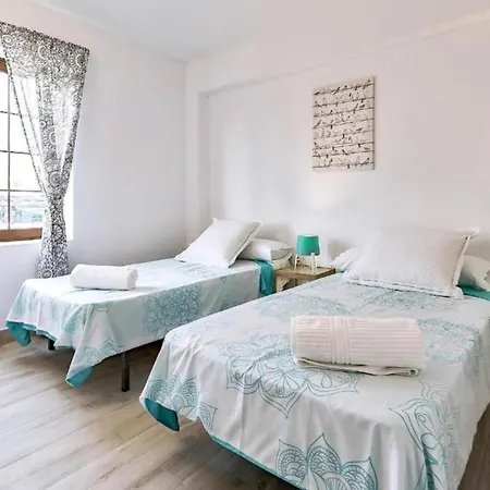 Apartamento De 2 Dormitorios Con Wifi, Cerca De Playa, En アパート *